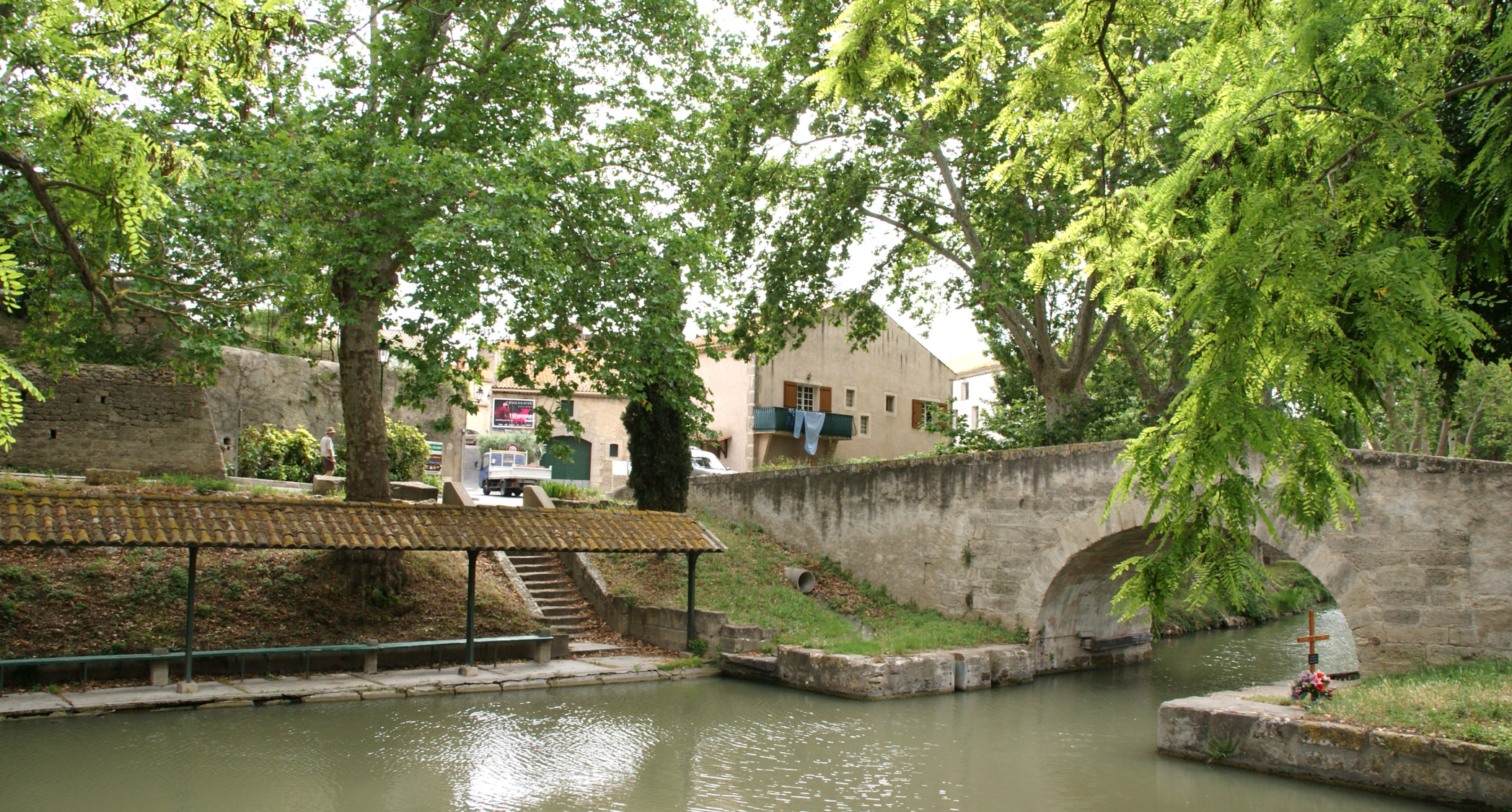 Canal du Midi, pont de pierre et coeur de Colombiers